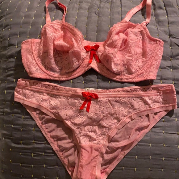 Pink bra and panty set - Picture 1 of 5